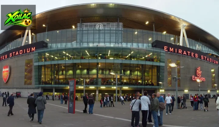 Emirates Stadium nhìn từ bên ngoài ở London