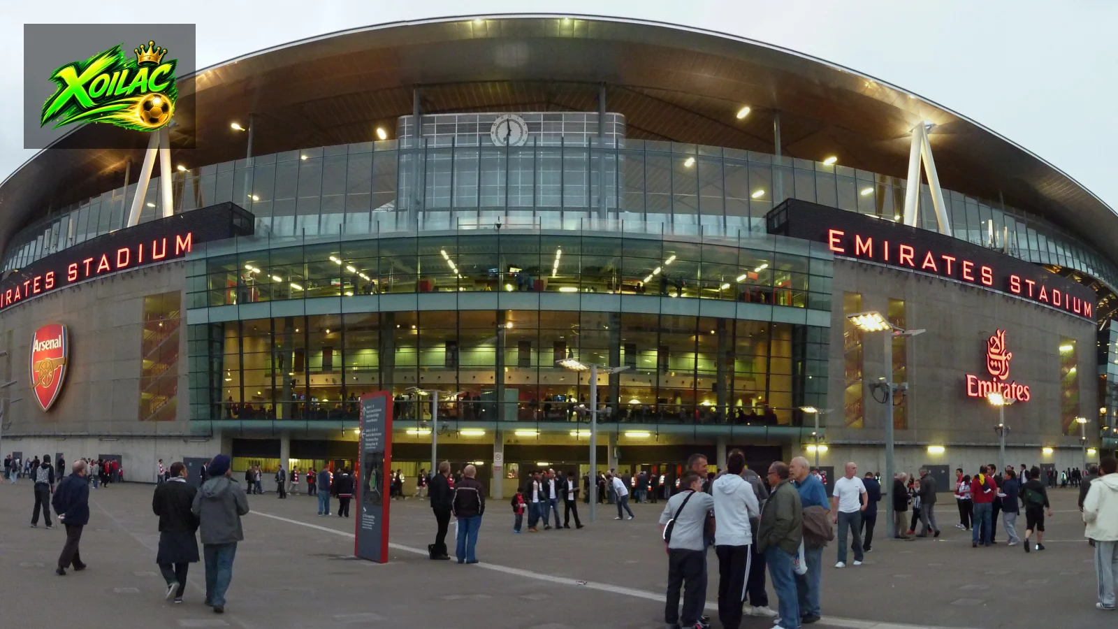 Emirates Stadium nhìn từ bên ngoài ở London